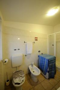 Koupelna v ubytování A La vue chambre BAGNO CONDIVISO SHARED BOTH2piano no lift no navetta a pagamento aria condizionata ed extra bed 3 MINUTI A PIEDI DA BUS PER FIERA DI ROMA
