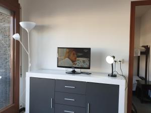 einen Flachbild-TV auf einer Kommode in der Unterkunft El mariner, apartamento de dos habitaciones, U4 in Port de la Selva