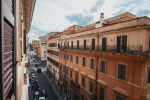 vistas a una calle de la ciudad con edificios en RHome Business Collection Trevi, en Roma