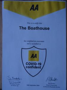 um rótulo para uma garrafa da casa de barcos em The Boathouse Inn & Riverside Rooms em Chester