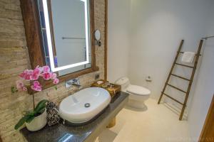 a bathroom with a sink and a toilet at Prangpaya Khaoyai in Pak Chong