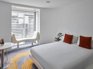 una camera con un letto bianco e una grande finestra di My Brighton a Brighton & Hove