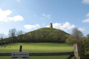 Una colina de hierba con una torre encima. en No 28B St Benedict, en Glastonbury 10 fotos más