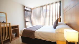 A bed or beds in a room at Crompton House Apartments 