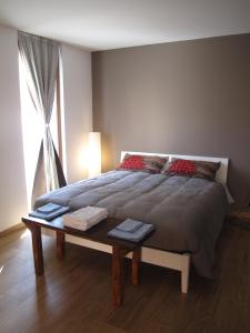 una camera da letto con un letto, un tavolo e una finestra di B&B Baratoff a Pesaro