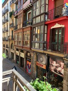 畢爾包的住宿－La puerta verde - CASCO VIEJO-OLD TOWN，街道边带阳台的建筑