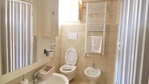 A bathroom at TENUTA MONTANARO