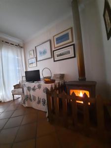 CASA CON SIERRA Y CON PORTUGALにあるテレビまたはエンターテインメントセンター