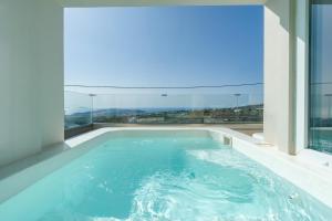 Bazén v ubytování Cinnamon Villa with Private Hot Tub nebo v jeho okolí