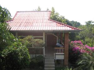 Cette petite maison dispose d'une terrasse couverte avec un toit. dans l'établissement Freedom Estate, à Ko Lanta