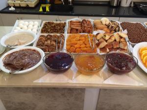 una mesa con un montón de diferentes tipos de comida en Nova Roma Hotel, en Estambul 15 fotos más
