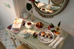 a glass table with a plate of food and a mirror at Hotel La Floridiana in Capri