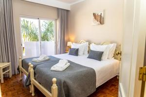 sypialnia z 2 łóżkami i oknem w obiekcie Giramar Apartamentos Turisticos w Lagosie