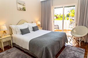 una habitación de hotel con una cama y un balcón en Giramar Apartamentos Turisticos, en Lagos