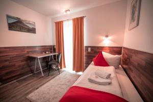 Habitación de hotel con cama y escritorio en SSC Sport+Seminarcenter Radevormwald en Radevormwald