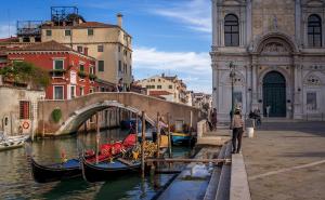 un groupe de gondoles dans un canal à côté d'un pont dans l'établissement CA CICOGNA air conditioning and fast WiFi, central location apartment, à Venise