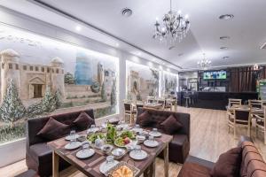 een eetkamer met een tafel en stoelen bij HUMO hotel in Tasjkent