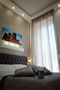 1 dormitorio con cama y ventana con cortina en Elegance B&B, en Nápoles