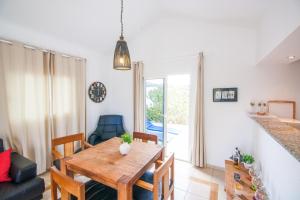 ein Esszimmer mit einem Holztisch und Stühlen in der Unterkunft Charco del Palo Bungalows in Charco del Palo