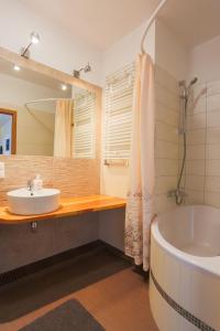 a bathroom with a sink and a bath tub at Apartamenty Świnoujście - Platan in Świnoujście