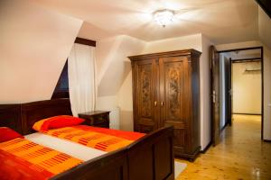 une chambre avec un lit et une armoire en bois dans l'établissement Casa din Vale, à Vale 86 autres photos