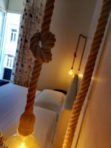 ナポリにあるNapoli City Roomsのベッドルーム(ベッド1台、ロープ付)