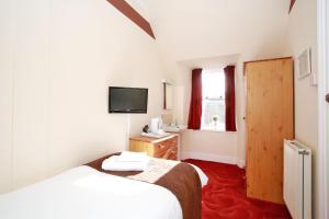 A bed or beds in a room at CitiHouse Aberdeen West End 