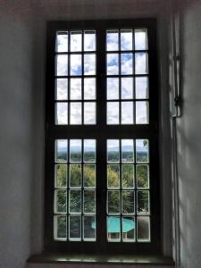 - une fenêtre dans un bâtiment avec vue dans l'établissement Zamek Otmuchów, à Otmuchów