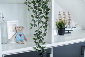 een teddybeer op een plank in een kamer bij Xandra's Maritime Suite in George Town