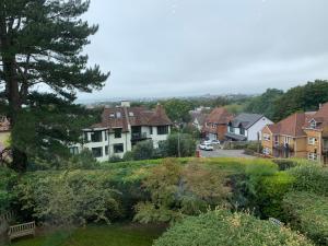 een woonwijk met huizen en een boom bij Sea view newly refurbished flat in Parkstone