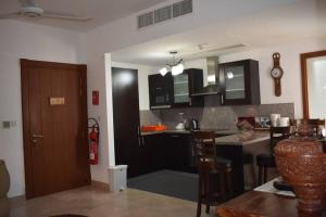 TV a/nebo společenská místnost v ubytování NomadTours Marina Apartment Jebel Sifah + 17 fotografií