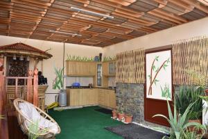 Kuchyň nebo kuchyňský kout v ubytování NomadTours Marina Apartment Jebel Sifah