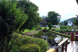 uma vista para um jardim com um lago em Lake Oshino em Oshino