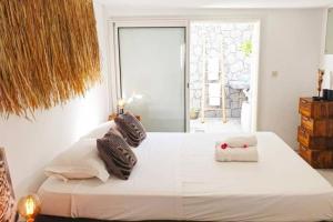 a bedroom with a large white bed with a window at VILLA KADAL, perle rare à 50m du lagon… in La Saline les Bains +26 photos