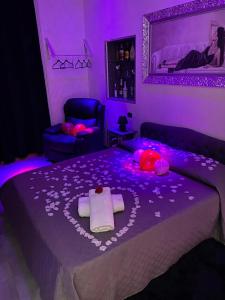 Dormitorio púrpura con cama con luz púrpura en hause luisa, en Nápoles