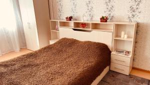 Tempat tidur dalam kamar di Apartment Sura Sport