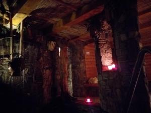 ラプカにあるZajazd pod Chmurkąの石壁照明付きの暗室