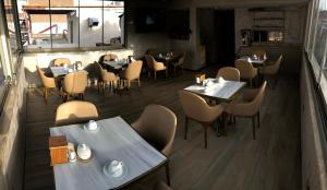 einen Blick über ein Restaurant mit Tischen und Stühlen in der Unterkunft X-NELLYİ HOTEL in Istanbul