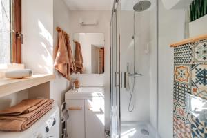 bagno con doccia e lavandino di ALPARI apartments a Cracovia