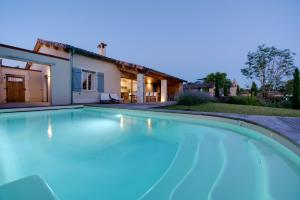 Castelnau-de-MontmiralにあるLa Durantie - Villas avec piscineの家の前のスイミングプール