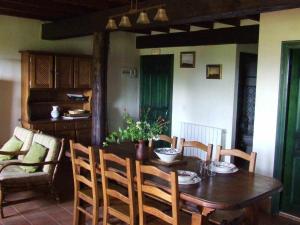 - une salle à manger avec une table et des chaises en bois dans l'établissement Casas rurales Caño Chico y La Fuente, à Villanueva del Conde