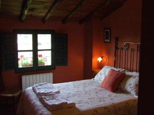 - une chambre avec un lit et une fenêtre dans l'établissement Casas rurales Caño Chico y La Fuente, à Villanueva del Conde