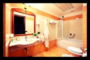 a bathroom with a tub, toilet and sink at Ulisse Deluxe Hostel in Sorrento