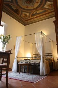 um quarto com uma cama de dossel e uma mesa em Residenza Millennium em Florença