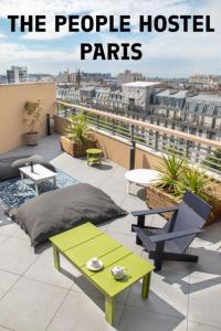 パリにあるThe People - Paris Bercyの人民公園の景色を望むバルコニーが備わるアパートメントです。