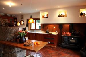 uma cozinha com uma mesa com laranjas em Olival House em Paço de Sousa