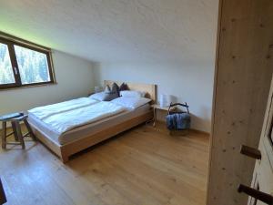 Bergchalet Obertalerhof tesisinde bir odada yatak veya yataklar
