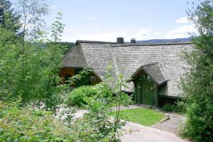 a house with a green door in a garden at Ferienwohungen Gibbesbachhof in Triberg