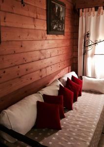 ピナマールにあるCruz del Surの赤い枕のベッド2台が備わる客室です。