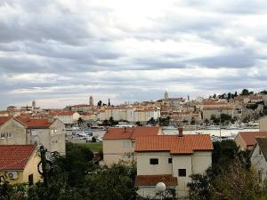 Nespecifikovaný výhled na destinaci Rab nebo výhled na město při pohledu z apartmánu